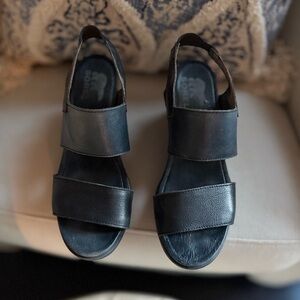 Sorel Wedge Sandal Size 8, black.